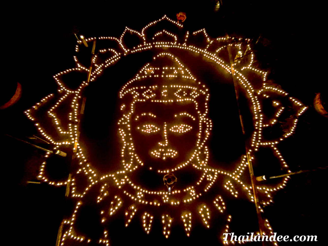 jolie cérémonie de asanha bucha, makha bucha et visakha bucha près de kanchanaburi