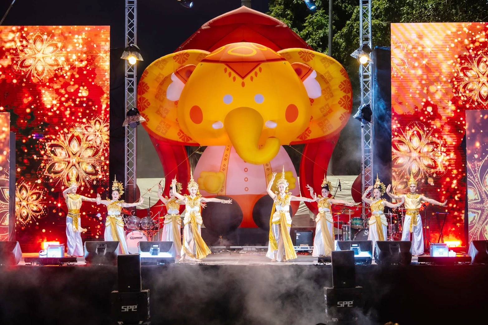 chiang mai night market : quand la walking street de tha phae se transforme en fête de lumières