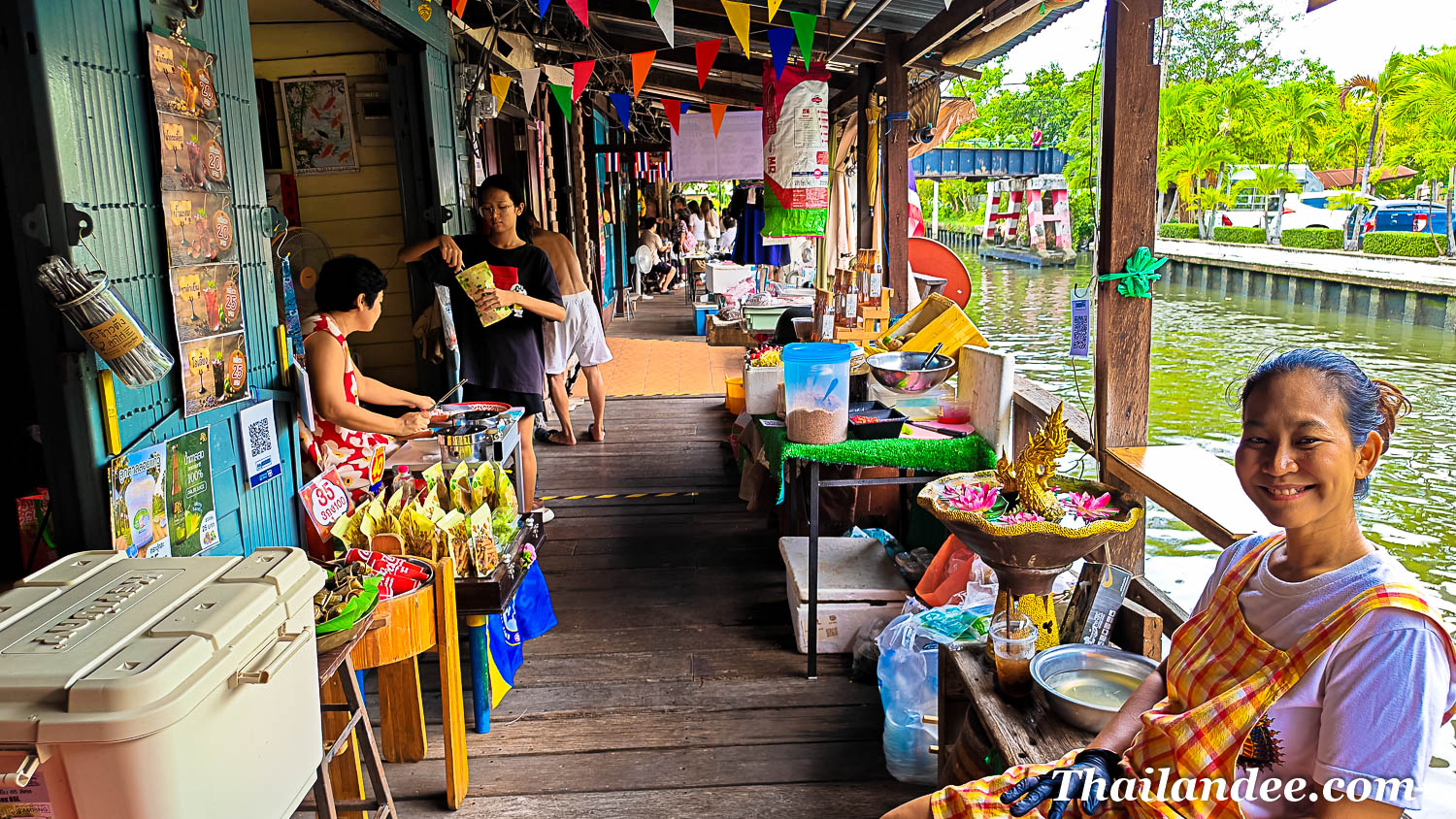Chom Thong canal side bangkok