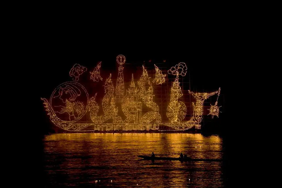 nakhon phanom festival bateax illuminés thailande