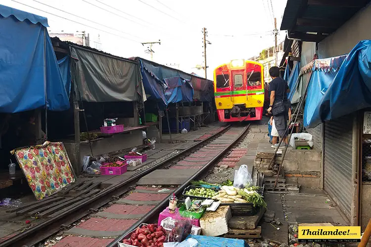 mae-klong-railway-market-rom-hup
