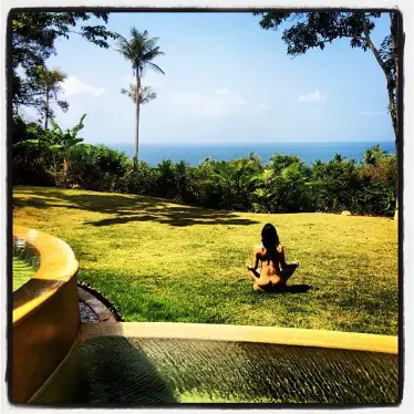 Michelle Rodriguez fait son yoga nue en Thaïlande