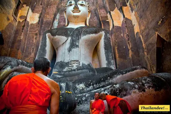 monks-wat-si-chum-temple