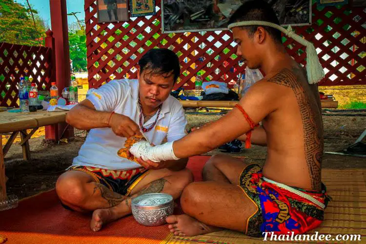 comabattant de muay thai se préparant