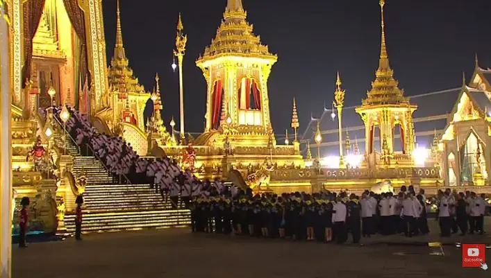 offrande-procession-funerailles-roi-thailande
