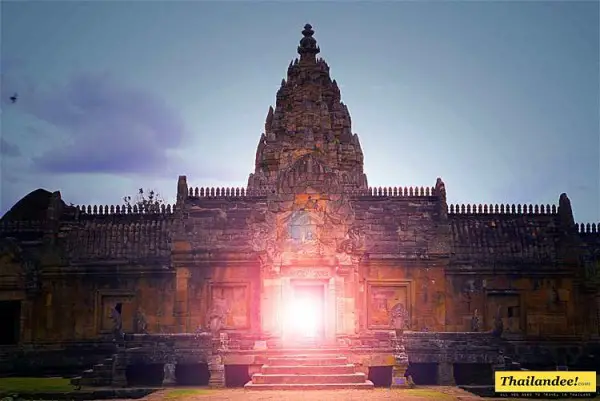 Phénomène solaire Phanom Rung Thailande