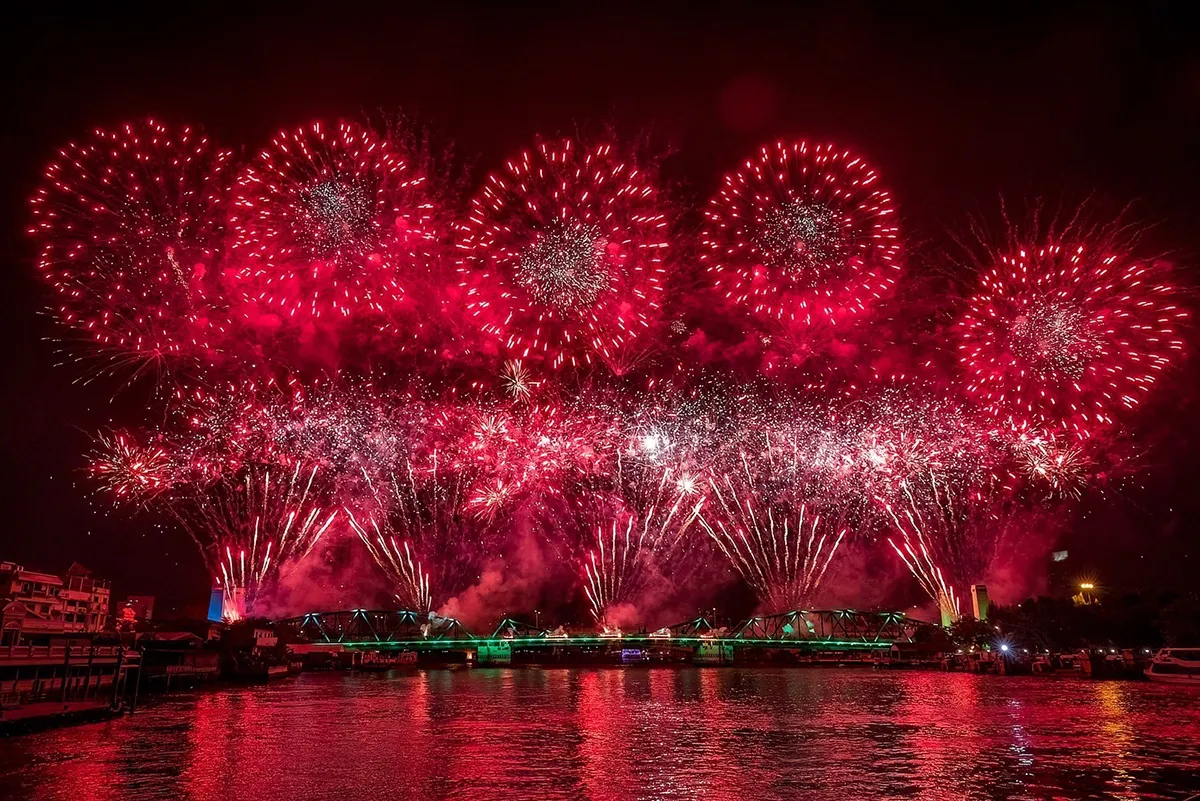 Spectacles lumineux grandioses sur le fleuve Chao Phraya à Bangkok