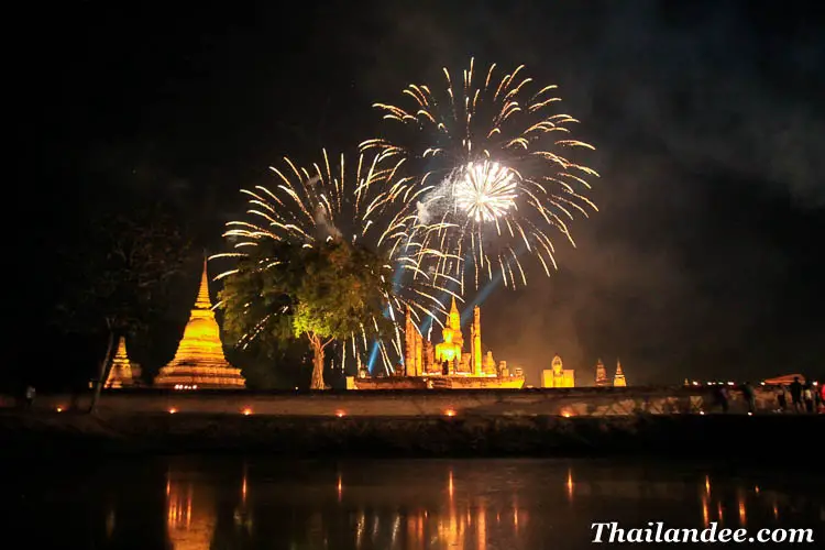 feu d'artifice nouvel an sukhothai thailande