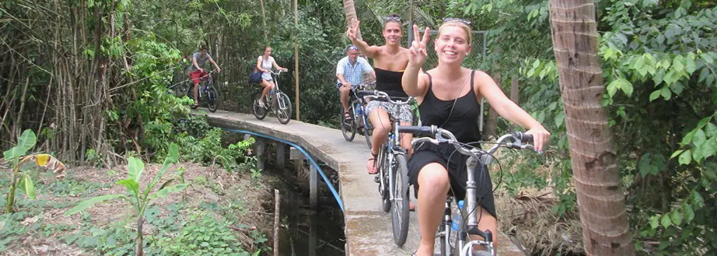 tour à vélo à la découverte de la  vie locale de bangkok et d'un marché flottant.