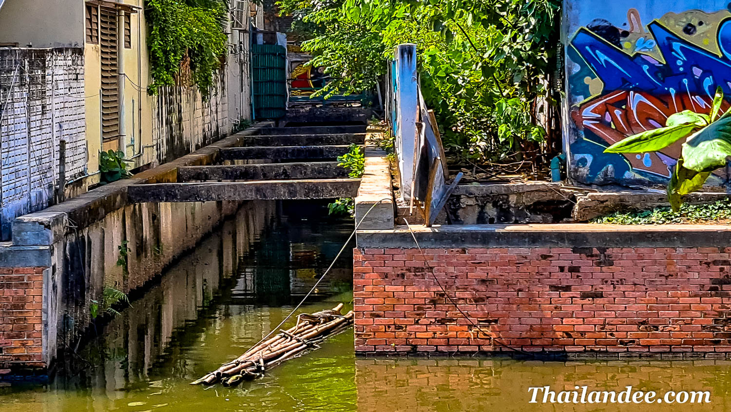 chilling by the bangkok khlong e-scooter tour