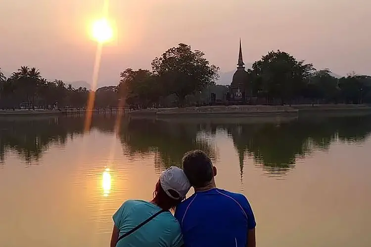 tour dans le parc historique de sukhothai au coucher du soleil