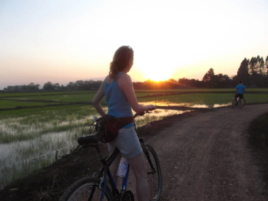 tour dans la campagne de sukhothai jusqu'au coucher du soleil