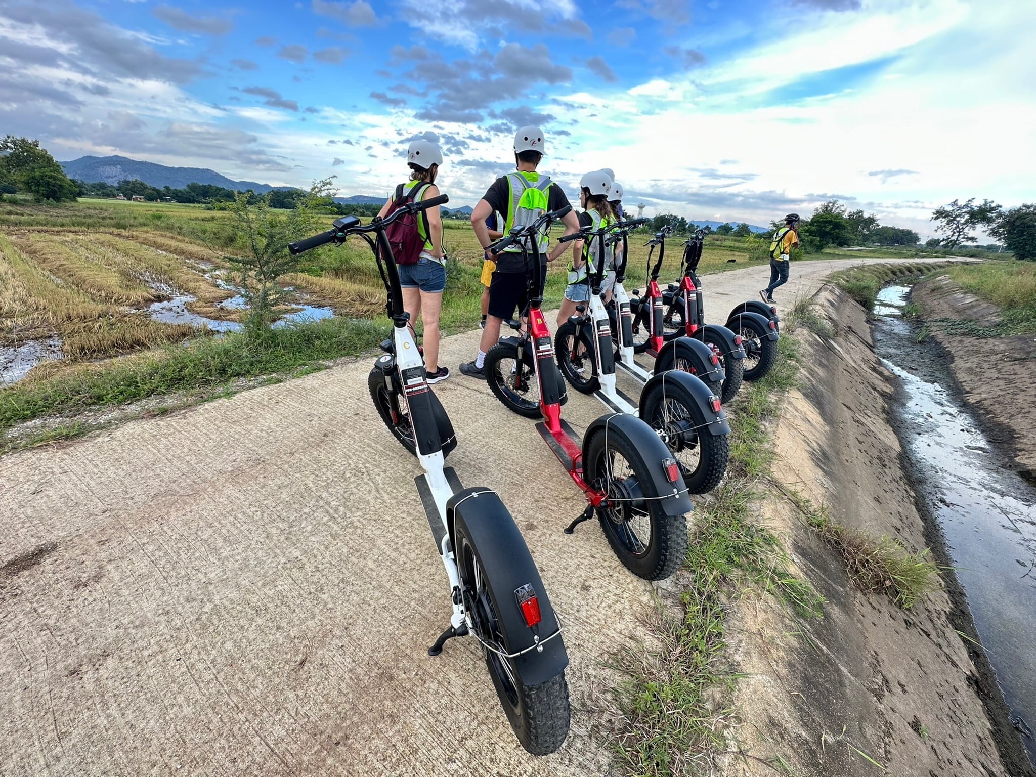 balade en trottinette électrique dans la campagne de kanchanaburi