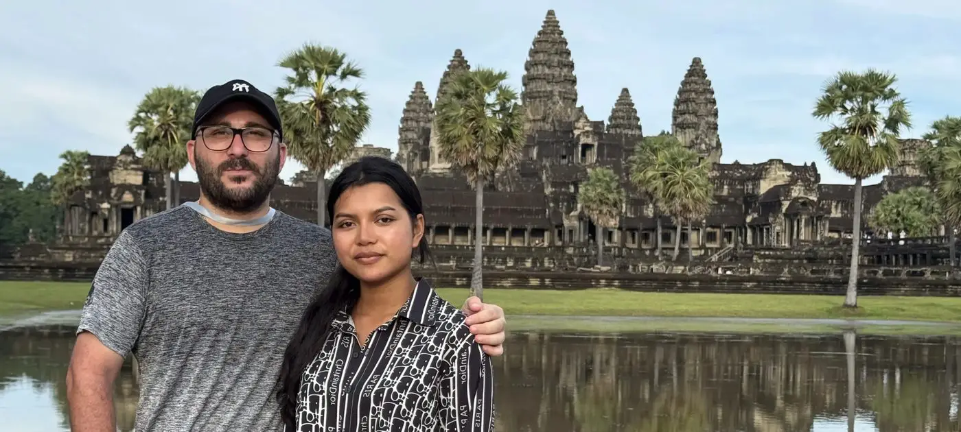Julian et Savin, fondateurs de l’agence Les Merveilles du Cambodge, devant Angkor Wat
