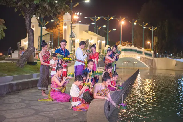 roi et loy krathong festival