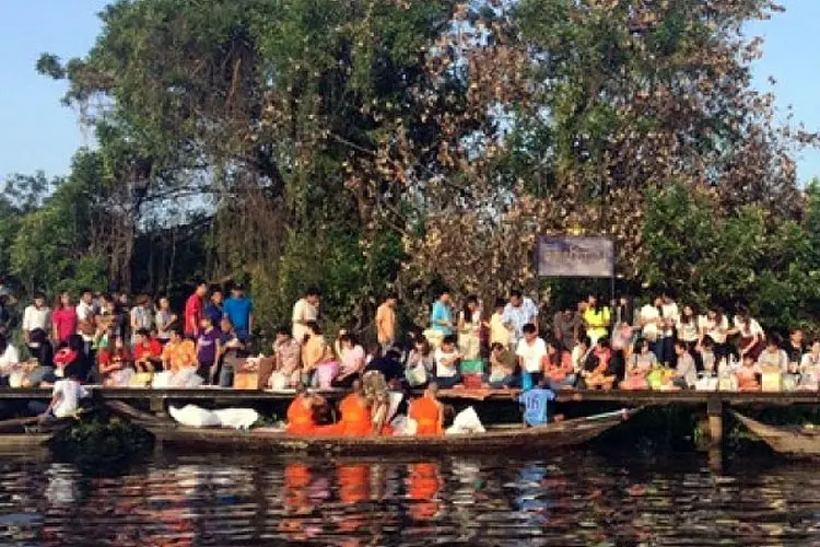 tak bat phra roi tradition