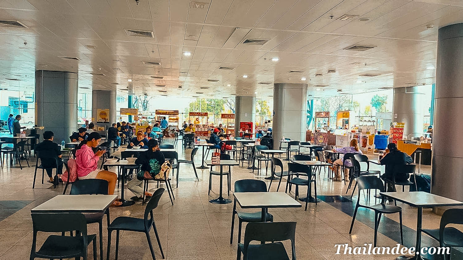Krung Thep Aphiwat station food center