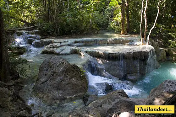 kanchanaburi: cascade d'erawan, chemin de fer de la mort, musée de la seconde guerre mondiale et rivière kwai