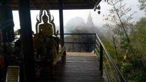 Unseen Experiences in Lampang withe an amazing hill temple ! Lampang